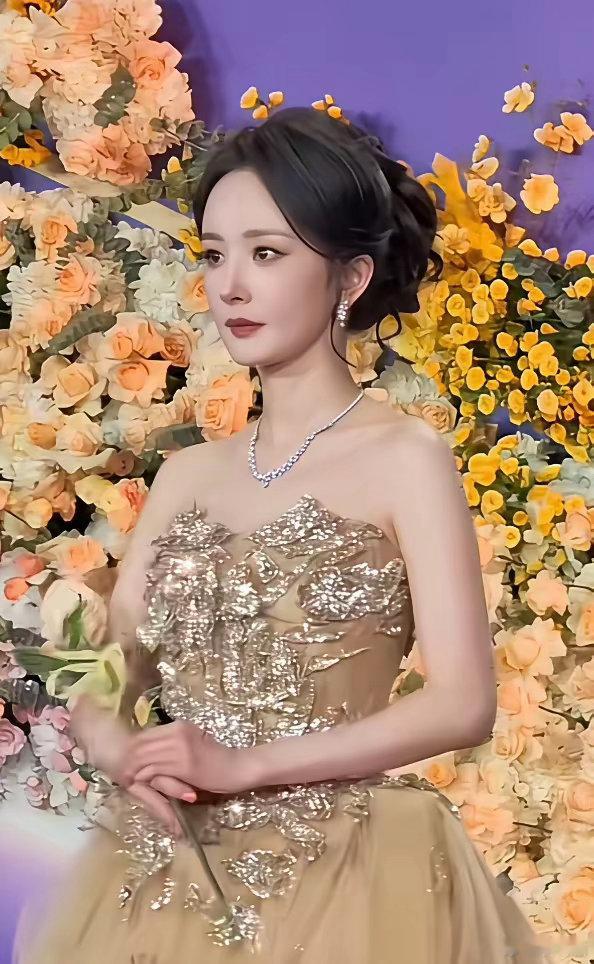 我感觉杨幂是真的快要哭了，满脸都是无奈和不开心，自己明明很漂亮，演技也不错，不管