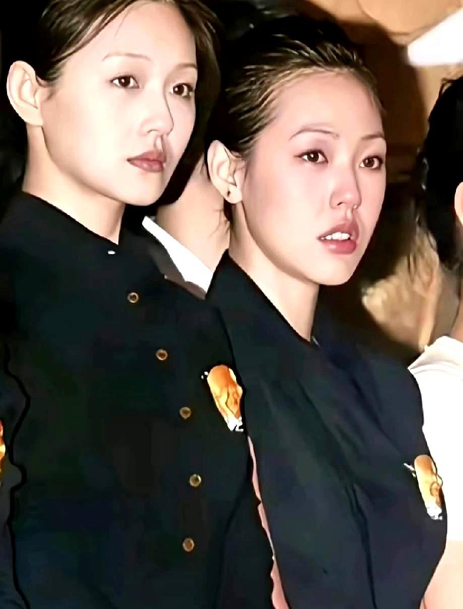 大S走后，小S第一次拿奖
 
奖杯举到一半，她忽然把项链掏出来，贴着话筒说：姐，