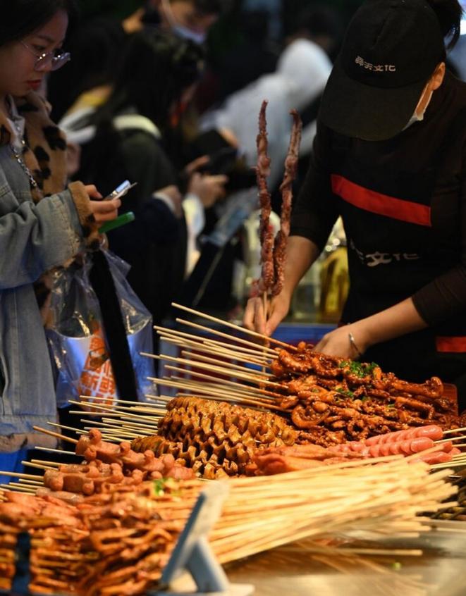 沈阳深夜街头，18名男子吃了180串炸串，还喝完5瓶白酒。到了结账时，老板追出去