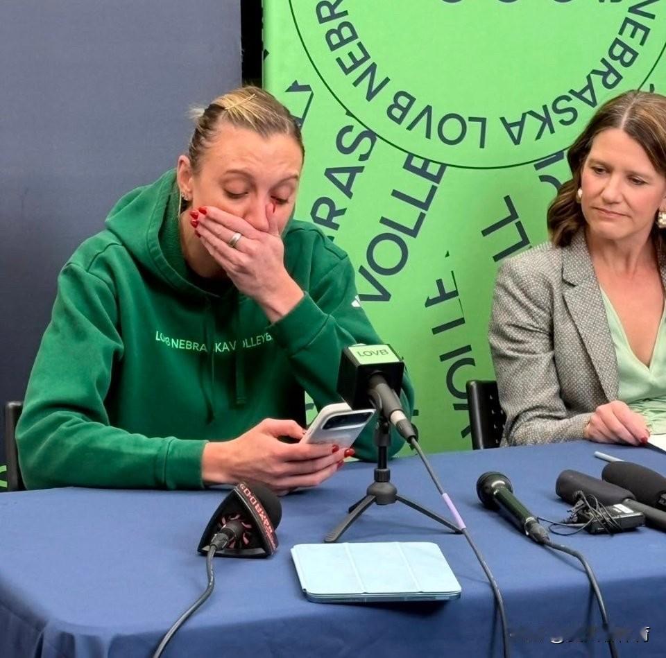 美国女排名将拉尔森哭成了泪人！在LOVB女排联赛发布会上，她说这是职业生涯最后一