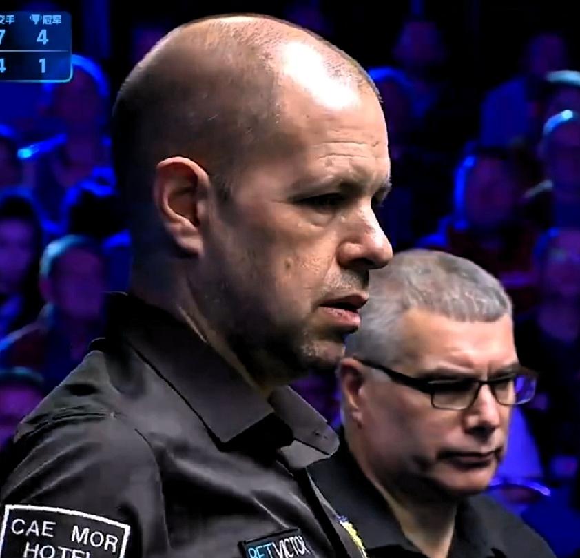 中场休息归来，双方手感下掉，失误频频，先是小司机近台打库边球不进送礼，后是霍金斯