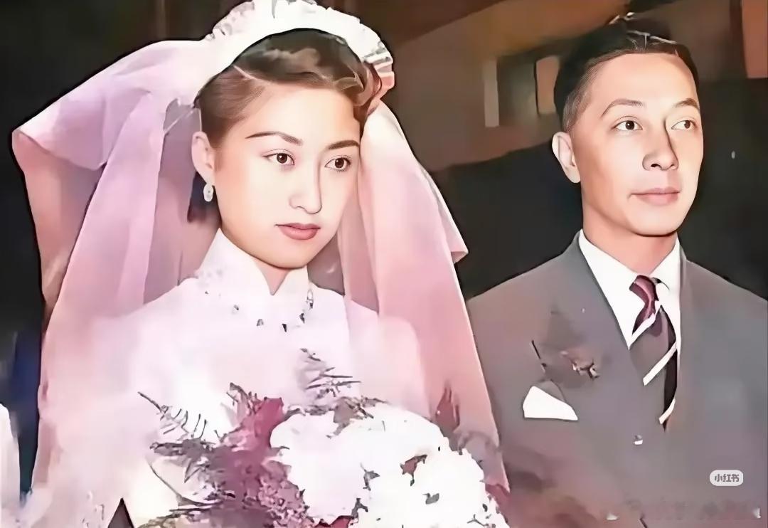 听说这是庾澄庆父母的结婚照，庾澄庆妈妈年轻真的很美，美若天仙。 ​​​