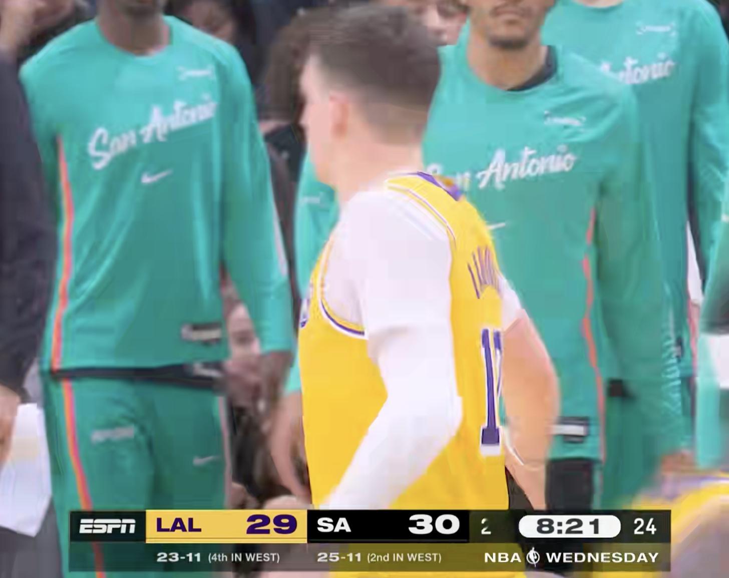 马刺暂停！只差一分 湖人29-30马刺拉拉维亚三分投进！湖人vs马刺