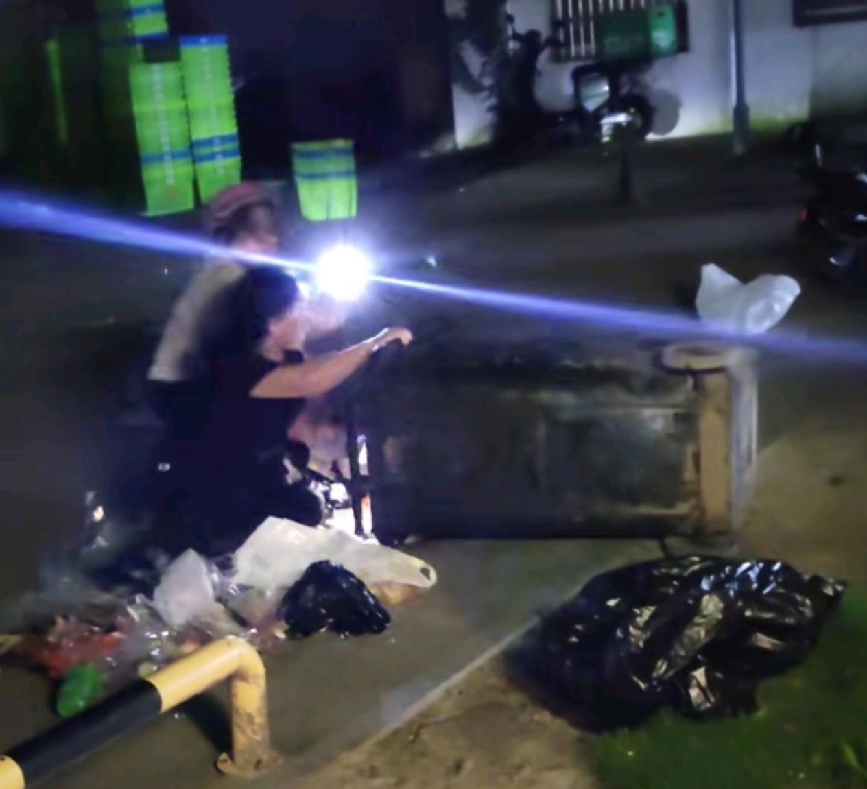 两个老人争抢一个垃圾桶里的垃圾，让人感慨：活着不易！

发现这几年捡纸片、捡垃圾