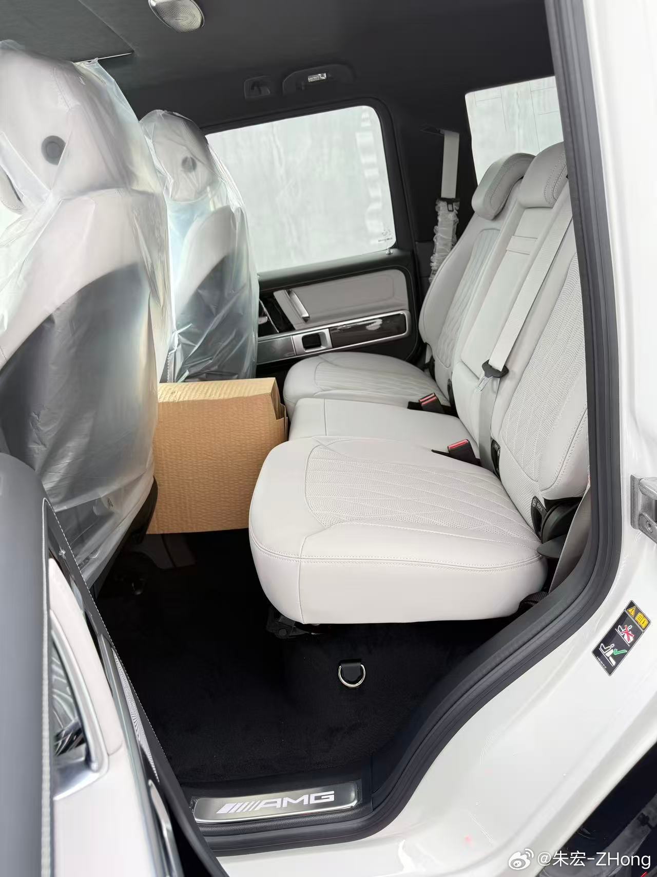 奔驰 G63  白/铂金白923 +铂金白内饰13200+黑色车顶18000+A