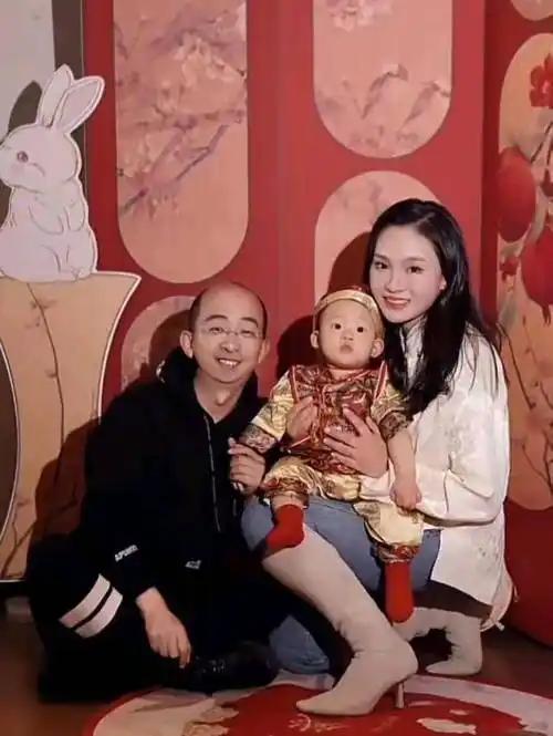 如果没有身后那十几个亿撑着，会有这么漂亮的女人看上他？

“图侵删”
