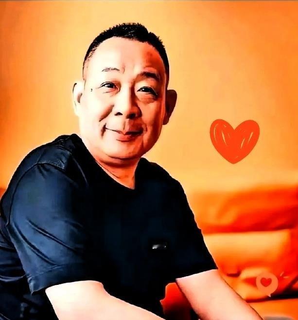 给胖东来供货十七年的牟强说，跟这家超市合作，一边是天堂，一边是地狱。

天堂是货