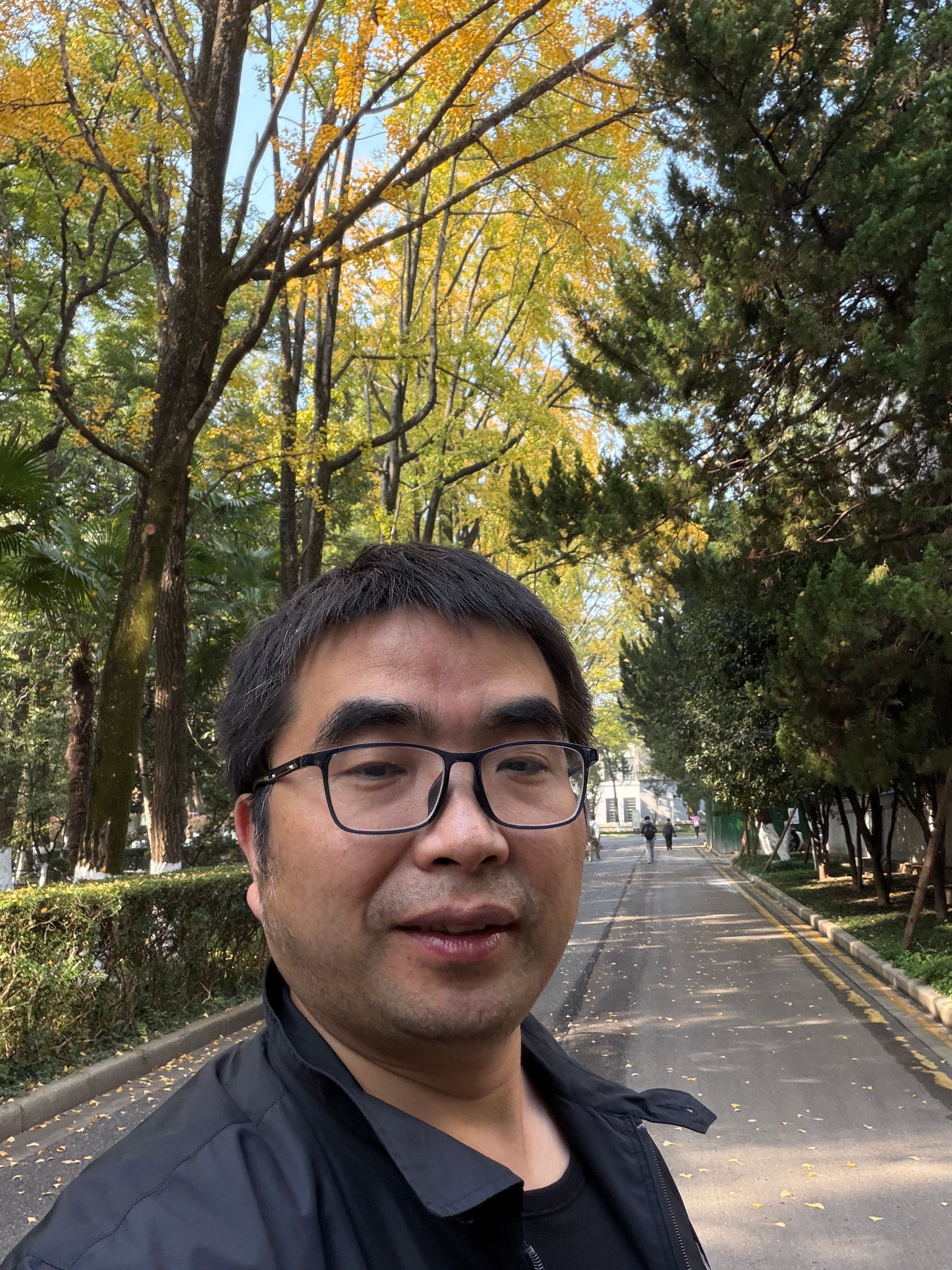 去南大跑步，回忆起以前一位南大学姐，曾经在我初中班上当辅导员，特别漂亮，没想到整