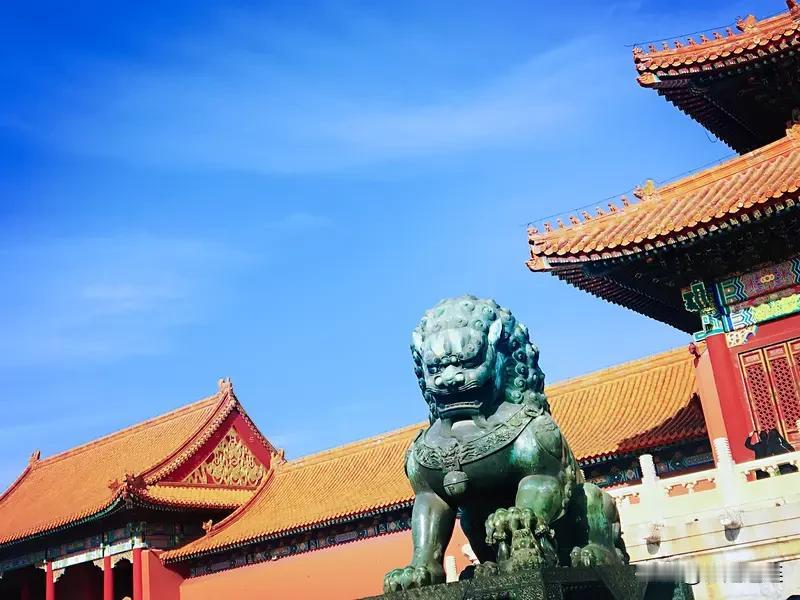 看到“年年顺顺利利”求下联，我觉得“事事平平安安”就挺合适。“事事”对应“年年”