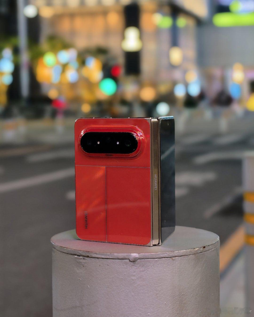 华为PuraXMax华为这个阔折叠今天开售，确实非常热闹。刚才吃饭，旁边桌还拿过