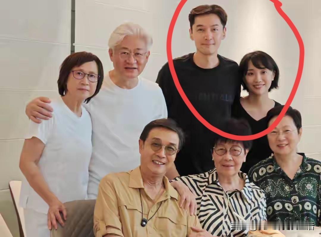 根据这段采访，有网友猜测胡歌已经儿女双全了。
最近胡歌接受了王石妻子田朴珺的采访