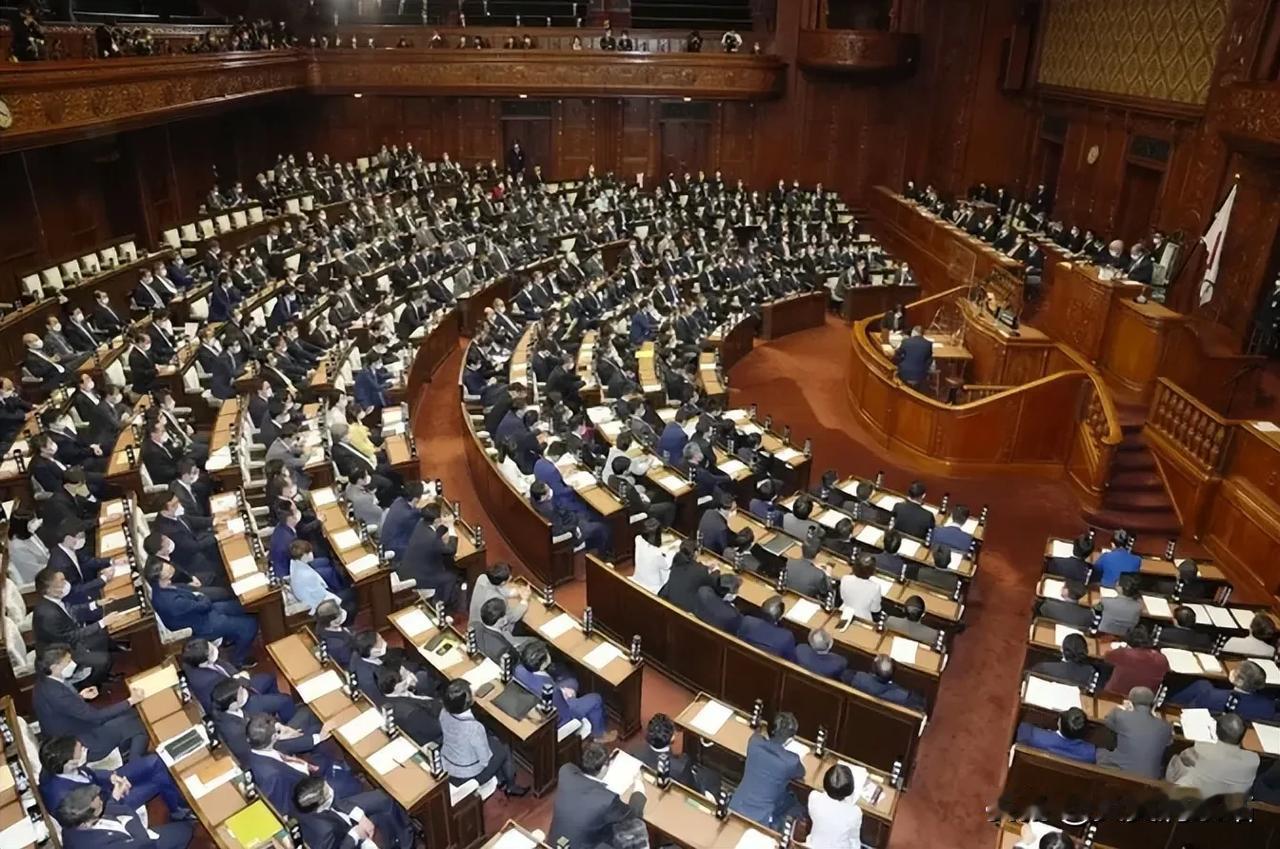 别再麻痹！日本新军国主义已经踩死油门，修宪进入实质冲刺！
 
2026年4月自民