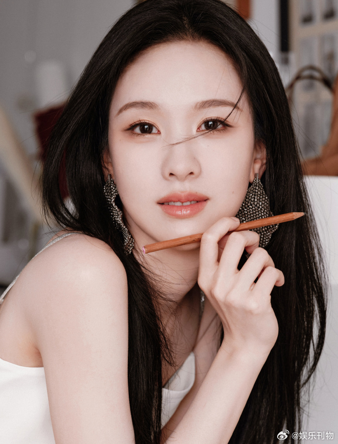 陈都灵以温柔之笔绘制美好陈都灵柔光游曳触碰心弦柔光游曳，触碰心弦，以温柔之笔绘制