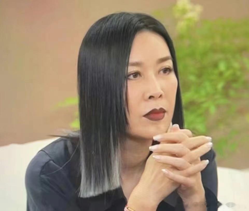 #英子请注意表情管理##那英的唇色是熹妃回宫的唇色# 那英的唇色好像是熹妃回宫的