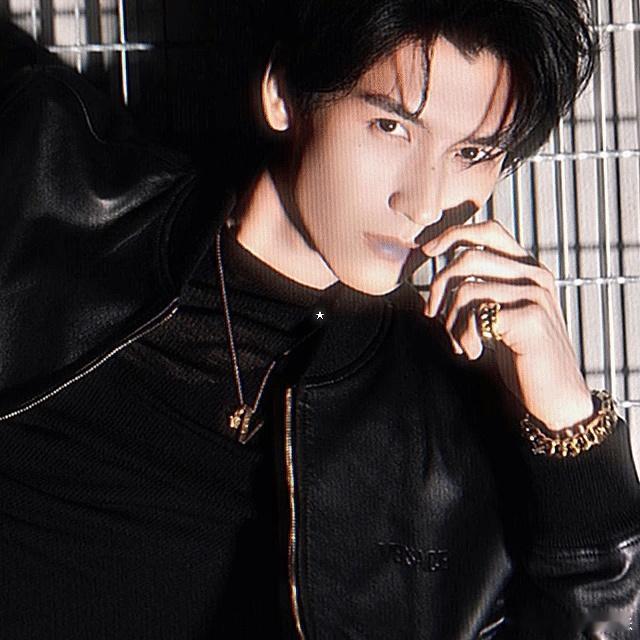 超跑+冷脸适配度满分！贵气溢出屏幕，钓系魅力勾人，这冷感帅哥根本看不够～ 