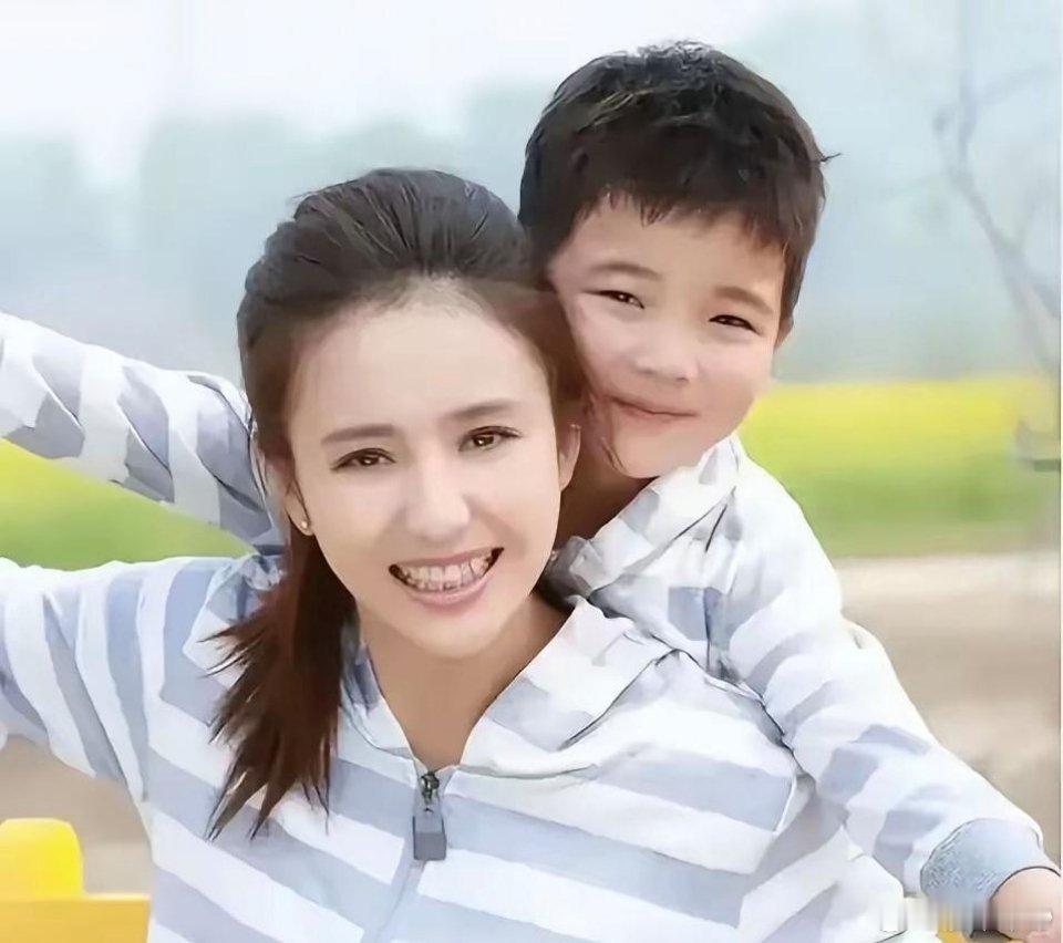 佟丽娅，赌对了！12月30日，41岁的佟丽娅，冲上热搜，参加电影路演的她，笑的春