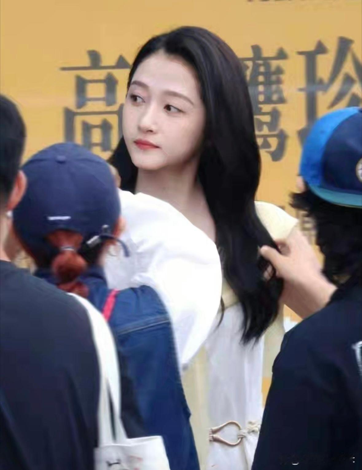 关晓彤底子还是太好了，淡妆模样愈发美腻！ 