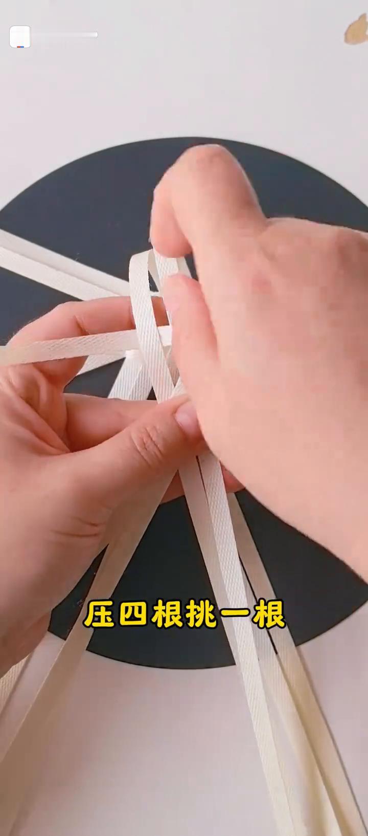 迷你收纳盒。
迷你收纳盒小巧精致，非常的漂亮。你能想到这是用打包带编的吗？
·4