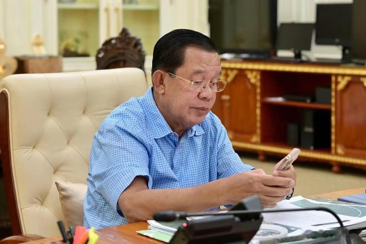 洪森继续发布加班照片。他说为应对泰国军队可能的来犯，他正24小时指挥军队，无暇主
