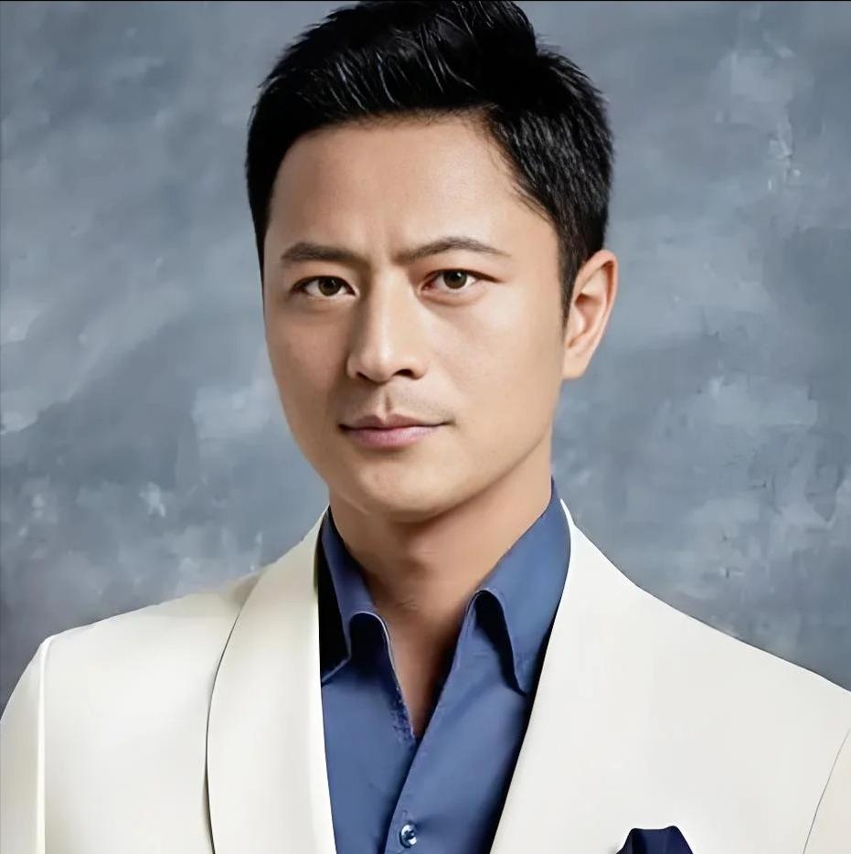 大家还记得这位男演员吗？

他今年49岁，土生土长浙江仙居人，1米80的个头，身