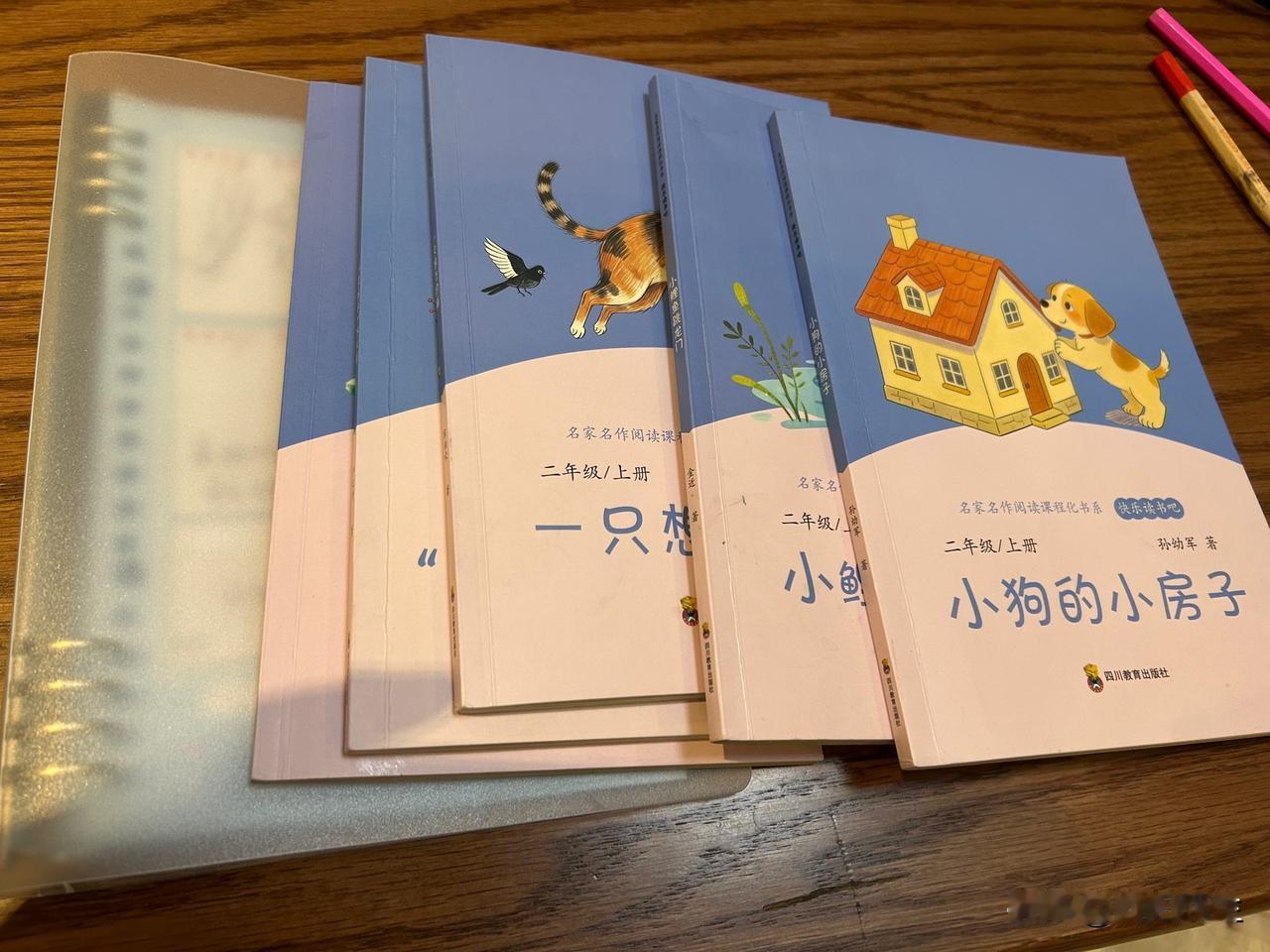 开学前一夜的手忙脚乱
下午给大闺女开完家长会回到家已经七点。我收拾家务给小闺女洗