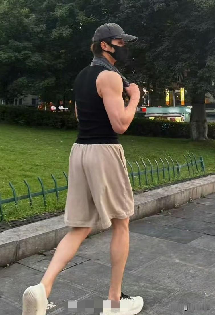 只有我一个人觉得许凯这身材不太对劲吗？看着有些奇怪。
就是他的上身看起来肌肉那么