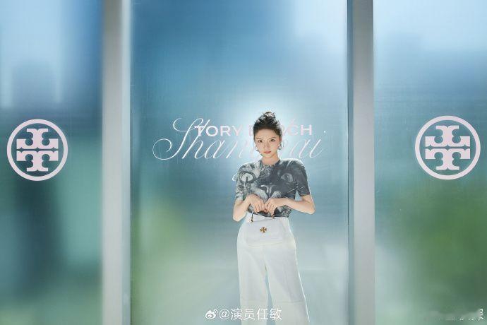 #任敏肩宽# 任敏发布最新活动图，调侃自己“今天是双开门敏”，好可爱好有梗哈哈哈