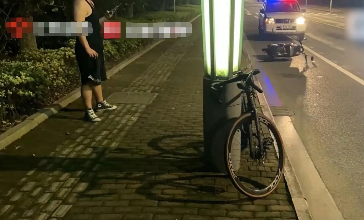 江苏苏州，一男子大晚上骑着价值2000多元的公路车狂飙，时速一度超过了37公里/