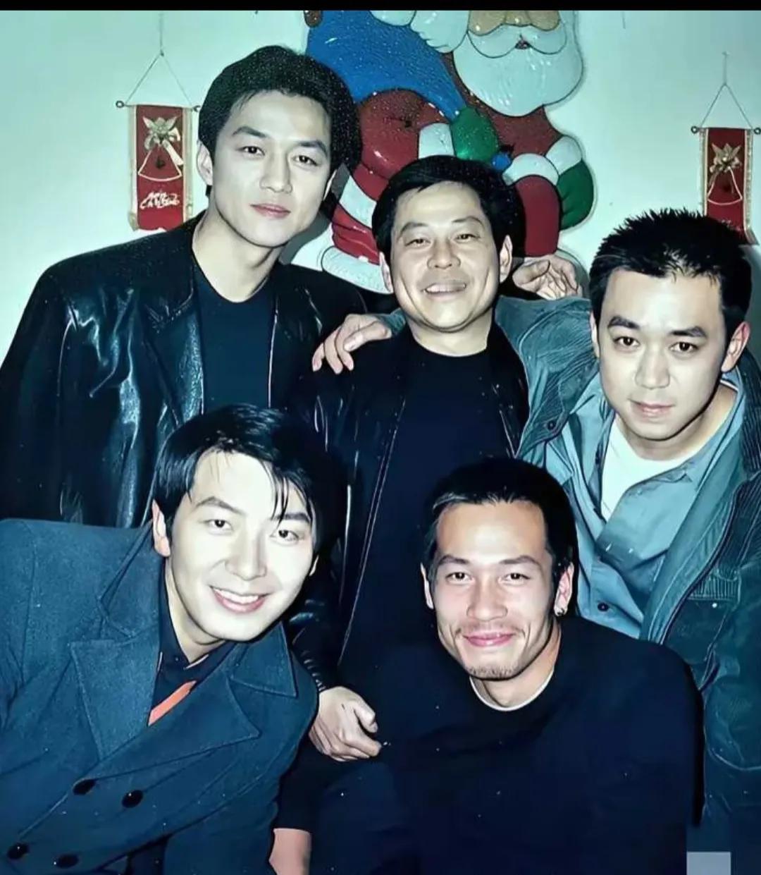 这张照片里李亚鹏的颜值最高。戴军貌似不会老，陈豪应该是没年轻过。陈豪和李亚鹏当时