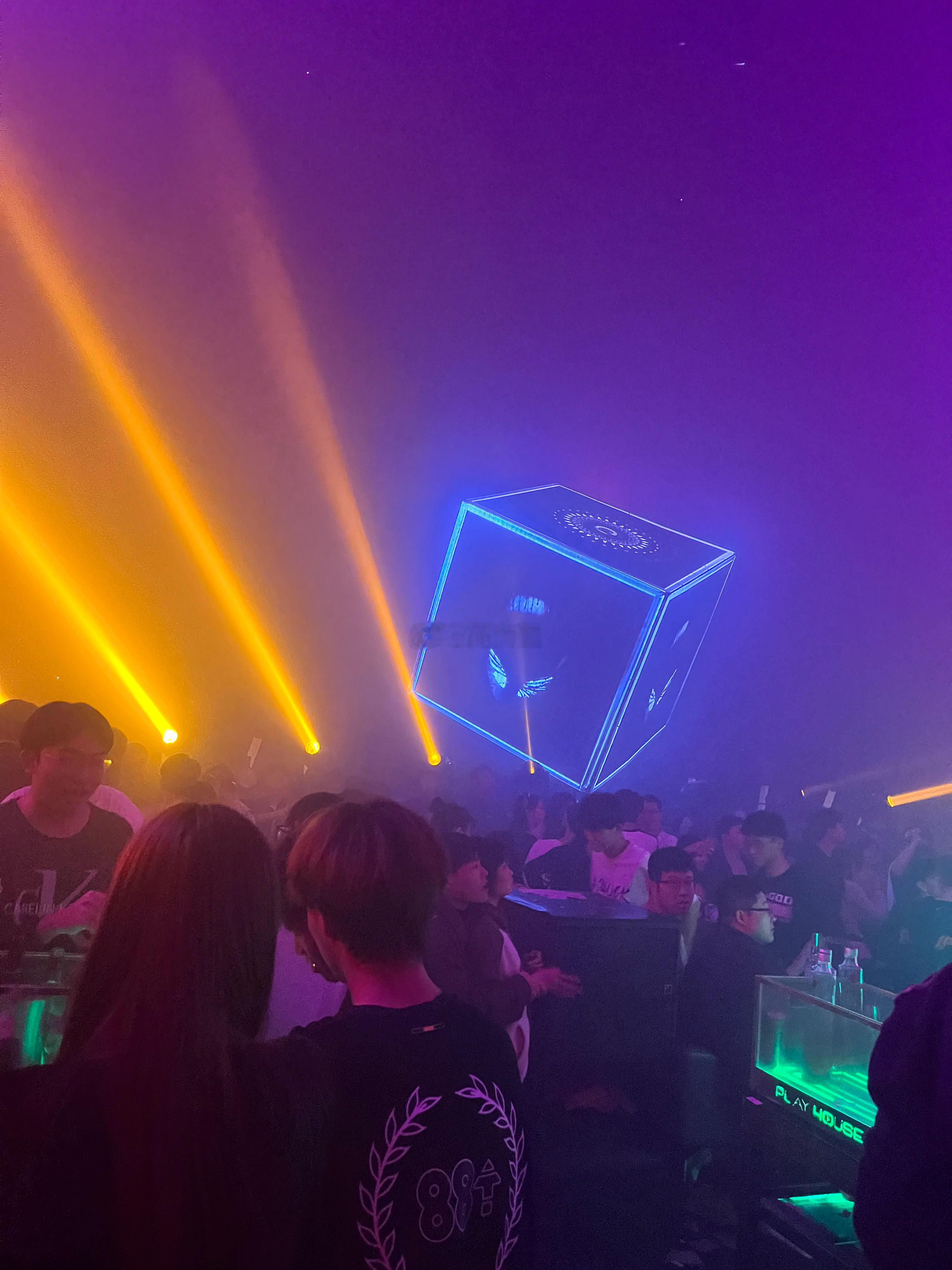 酒吧蹦迪这地儿真不该是我们i人来的地方 蹦又蹦不起来 坐又坐不好 吵的我心脏都要