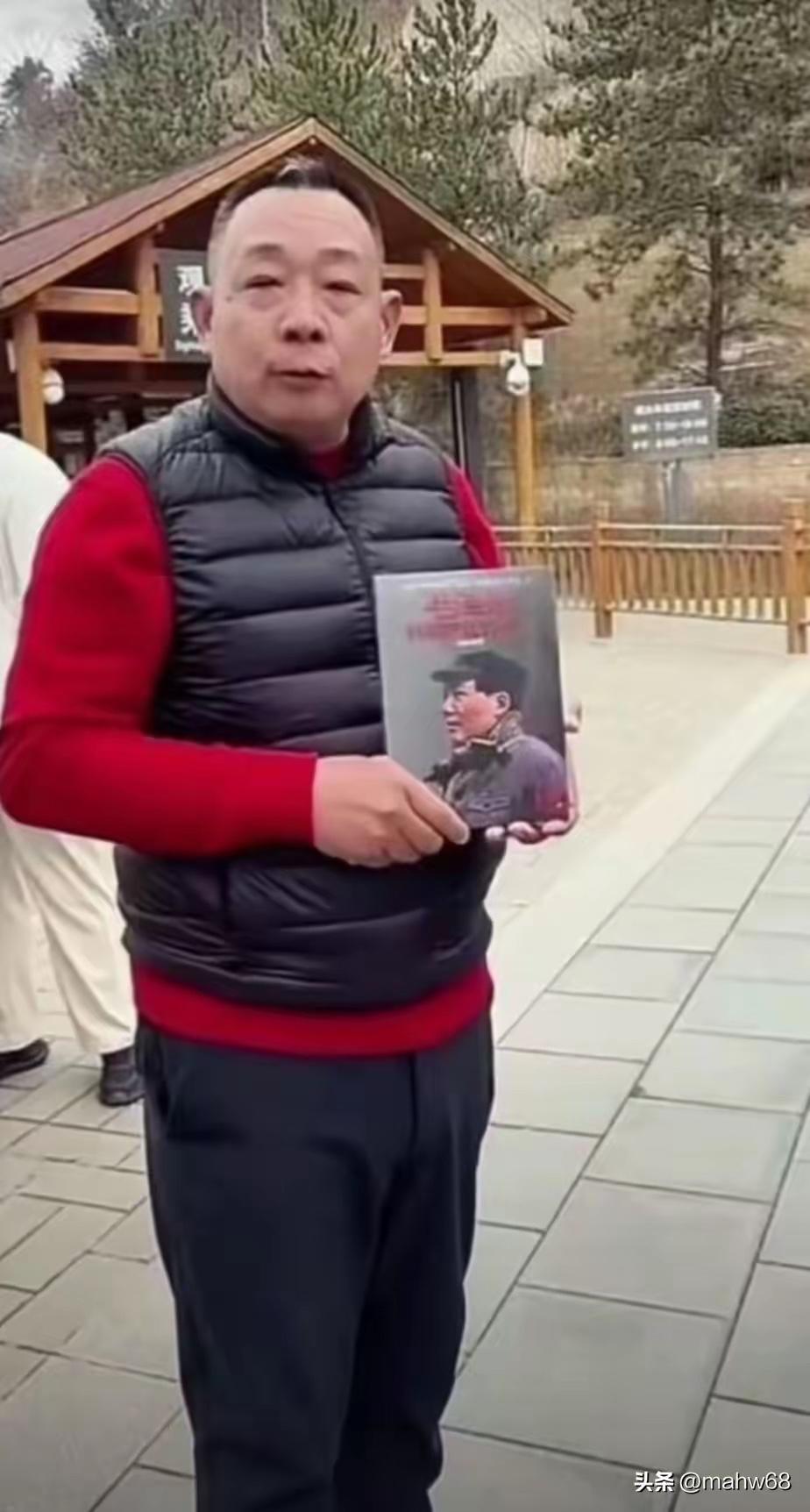 说真的我看到于东来手捧毛主席像的瞬间，好感直接拉满，这份家国情怀格外动人。
他公