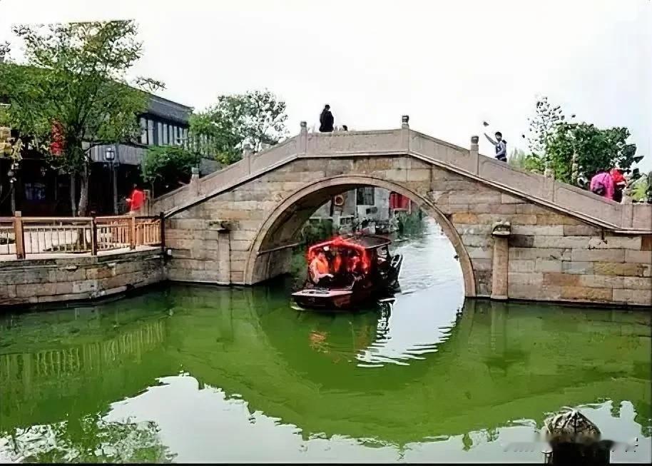 七律|伤春
光曳柳须萦棹绿，影沉桥拱望波圆。
西来东逝人流水，冬去春回客在先。