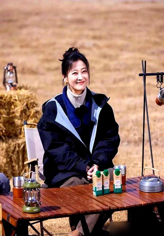 梅婷的“松弛感”，是减30斤才敢说的真话。
三年前她攥着咖啡杯接受采访，说“不