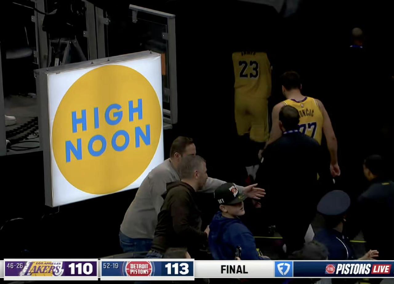 东契奇绝平失败，詹金斯轰下生涯新高30分，东部老大活塞终结湖人9连胜！
九连胜被