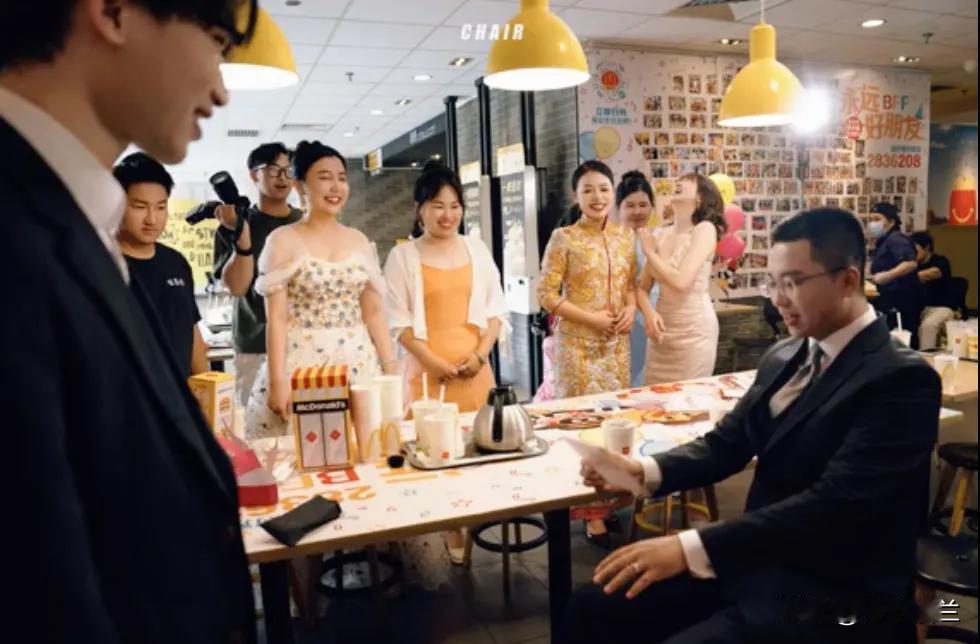 几千元就搞定一场婚礼！今年上半年，广东一对新人在麦当劳举办了自己的婚宴，婚礼现场