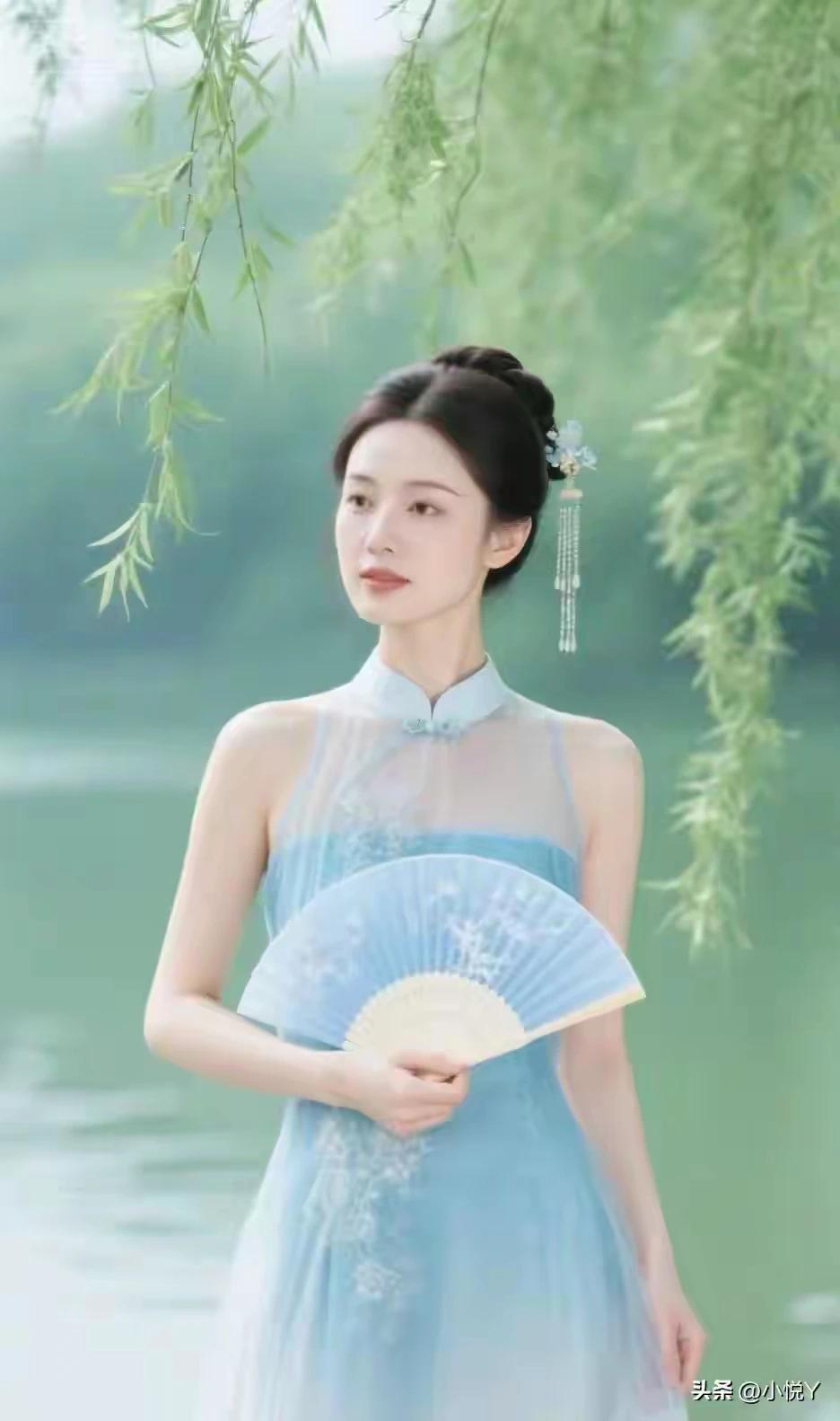 江南美女，一袭长裙。
肤白貌美，端庄优雅。
翩若惊鸿，宛若游龙。
温婉如初，优雅