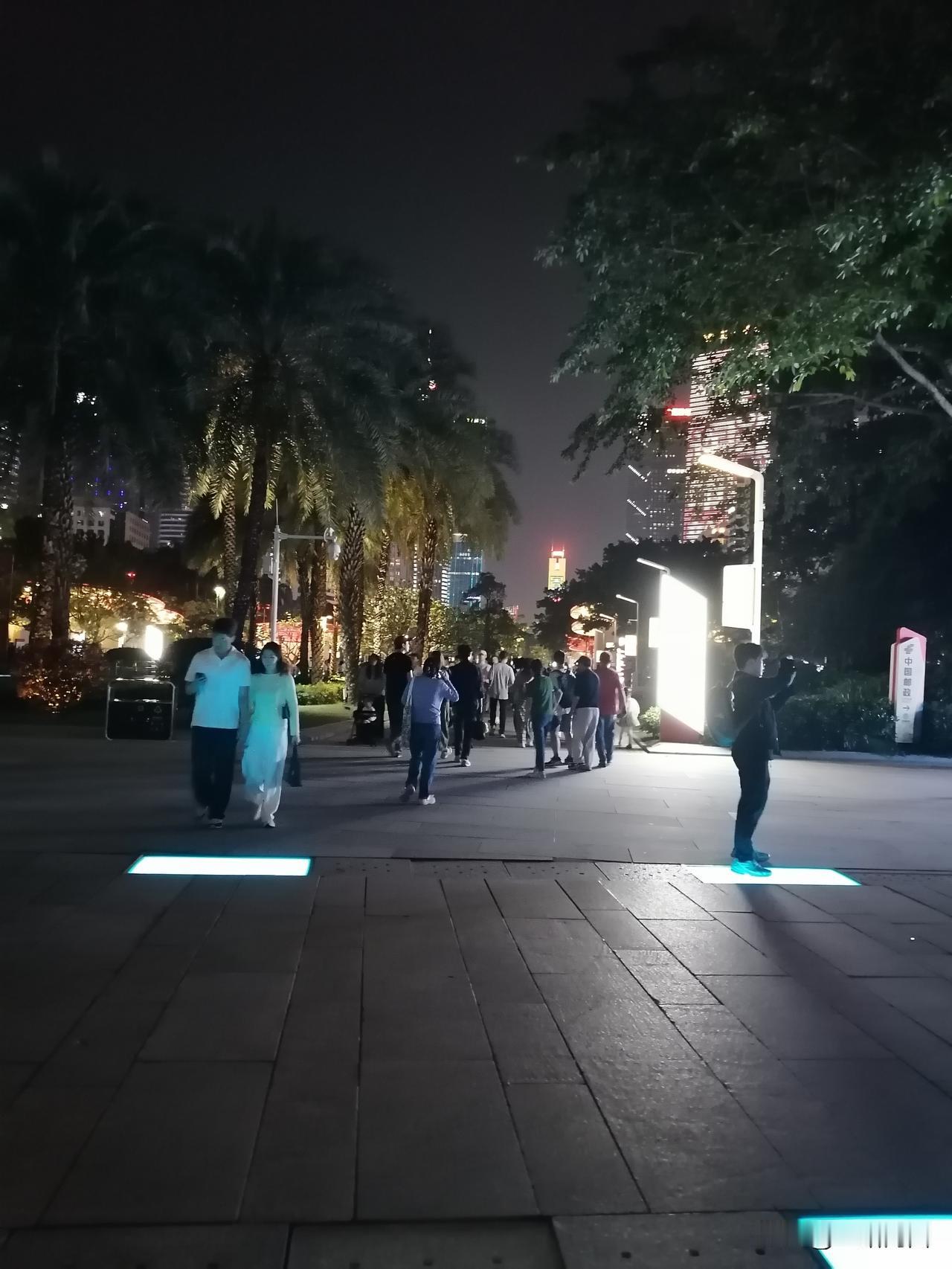 晚上去了花城汇广场，随手拍了好多夜景。这里的夜景简直绝了！广场上灯光璀璨，五彩斑