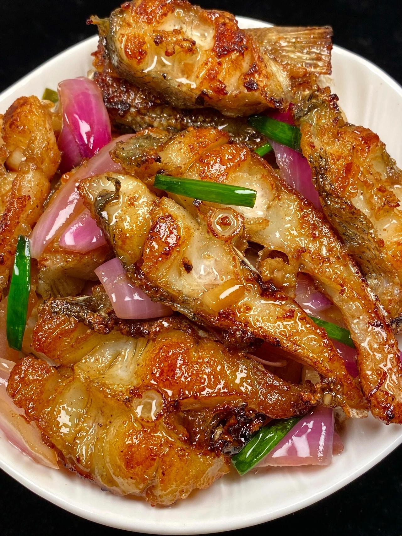 全家一致投票，这道香煎鲈鱼直接锁定年夜饭菜单！姐妹们一定要试试，味道真的绝了。鱼