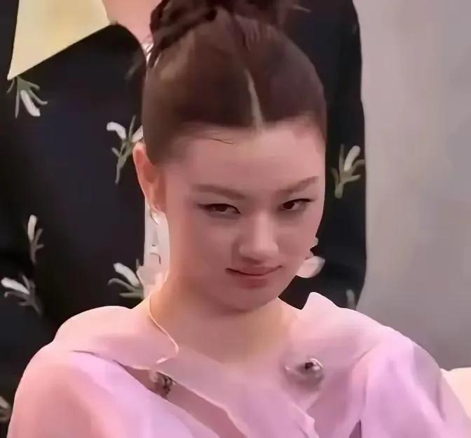 单依纯，就不应该参加《歌手》。
本来单依纯是一个单纯、性格活泼的人，但自从唱了李