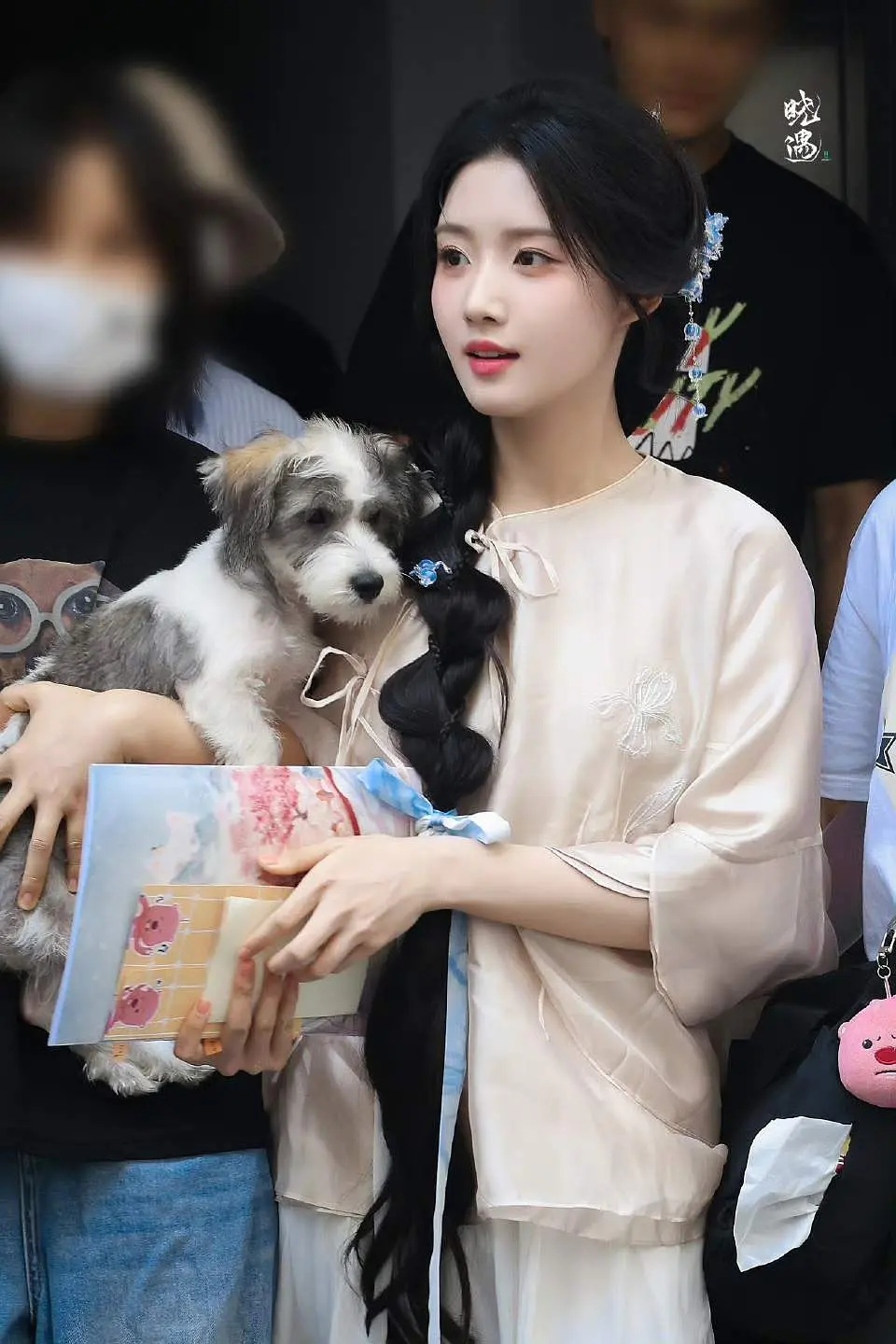 卢昱晓粉丝最近拿着精修路透吹颜值 真的有点好玩 ​​​