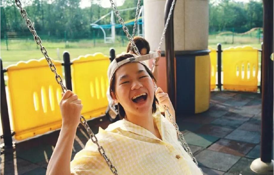全红婵荡秋千，笑容太治愈啦
 
刷到全红婵新动态，妹妹坐在秋千上笑得超灿烂，感染