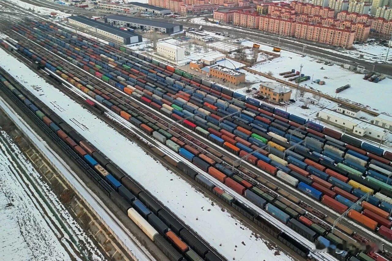 天南地北大拜年春节近，年味浓。2月9日16时，一列满载着日用百货、新能源汽车配件