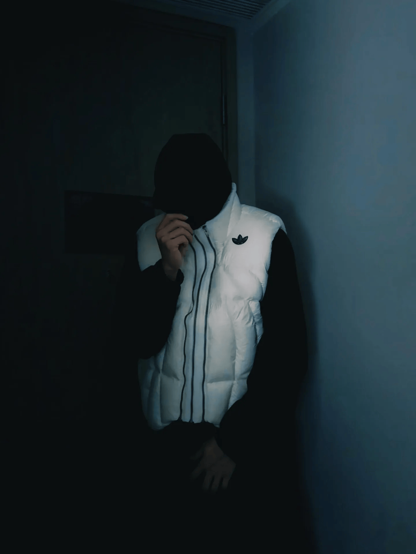 偰李永伟社媒分享近期穿搭图集并配文：太阳落山了