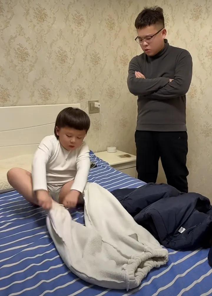 萌娃学穿搭，穿出时尚范，妈妈带娃就是不一样。早晨起床上学时，孩子干净利落，还特别
