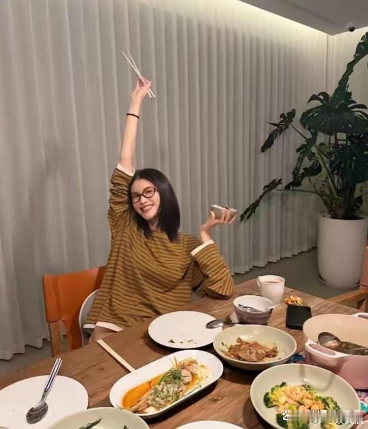 何穗分享居家小美好，陈伟霆亲手烹制五菜一汤，温馨甜蜜的生活模样让人满心羡慕。 