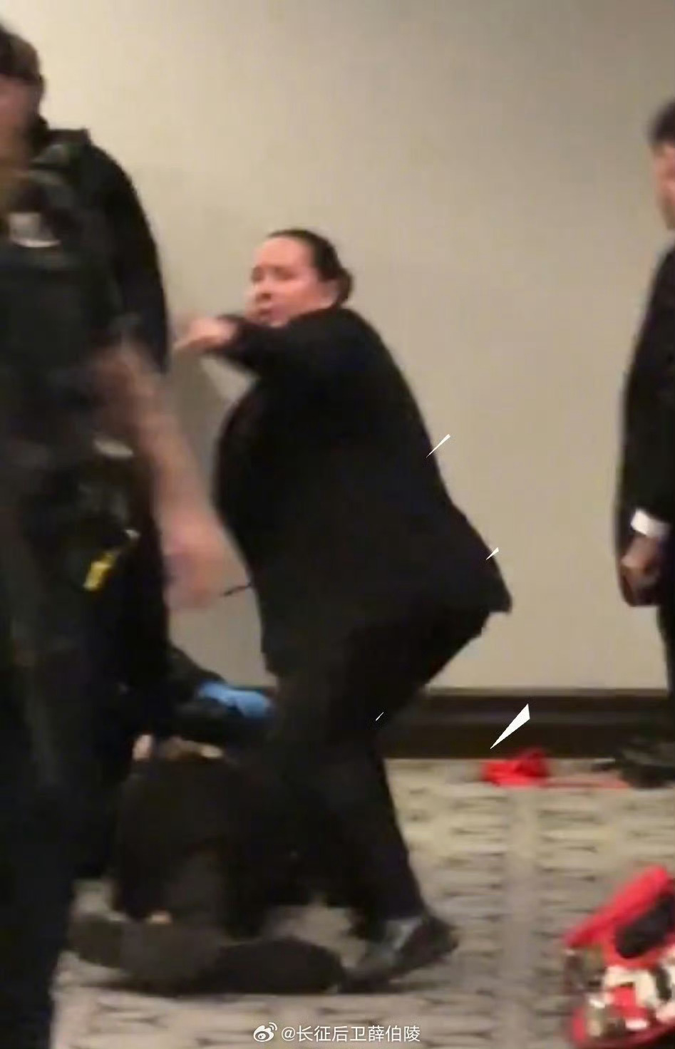 白宫晚宴枪击事件枪手身亡一个小细节，上一次保护特朗普的小胖妞，这一次也在。 