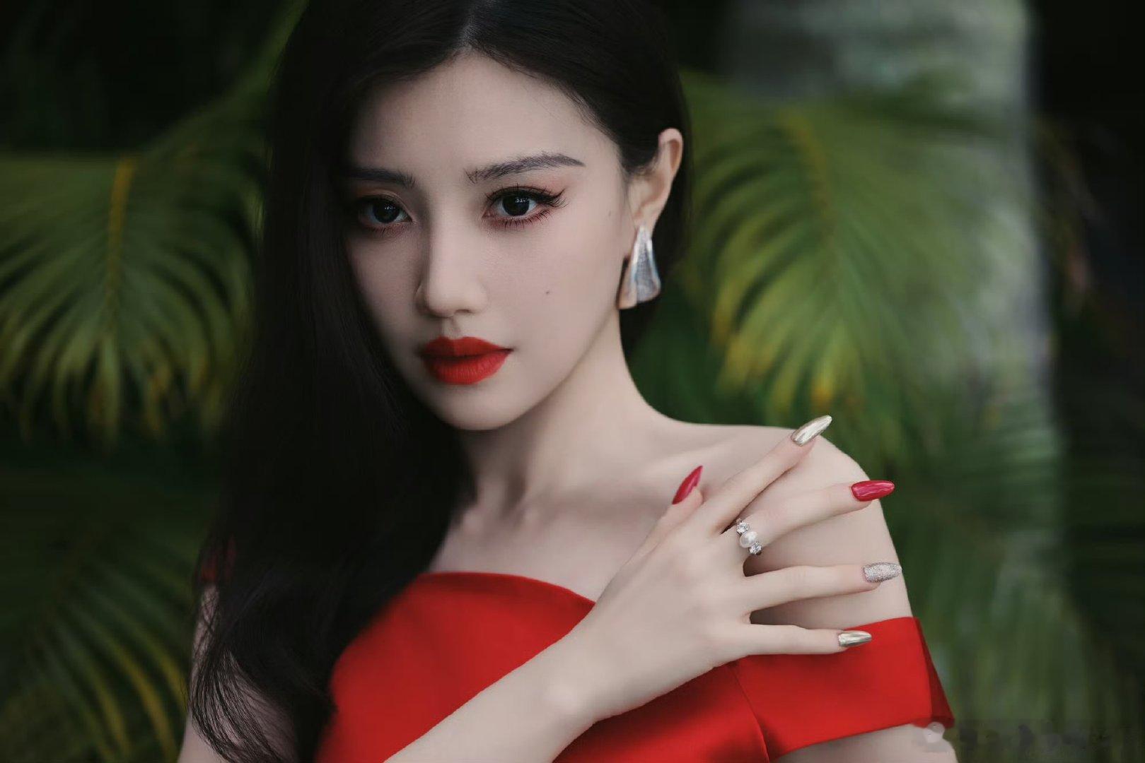 王鹤润红配绿冲击力 王鹤润hold住了红配绿新中式红长裙搭配亮眼绿配饰，大胆配色