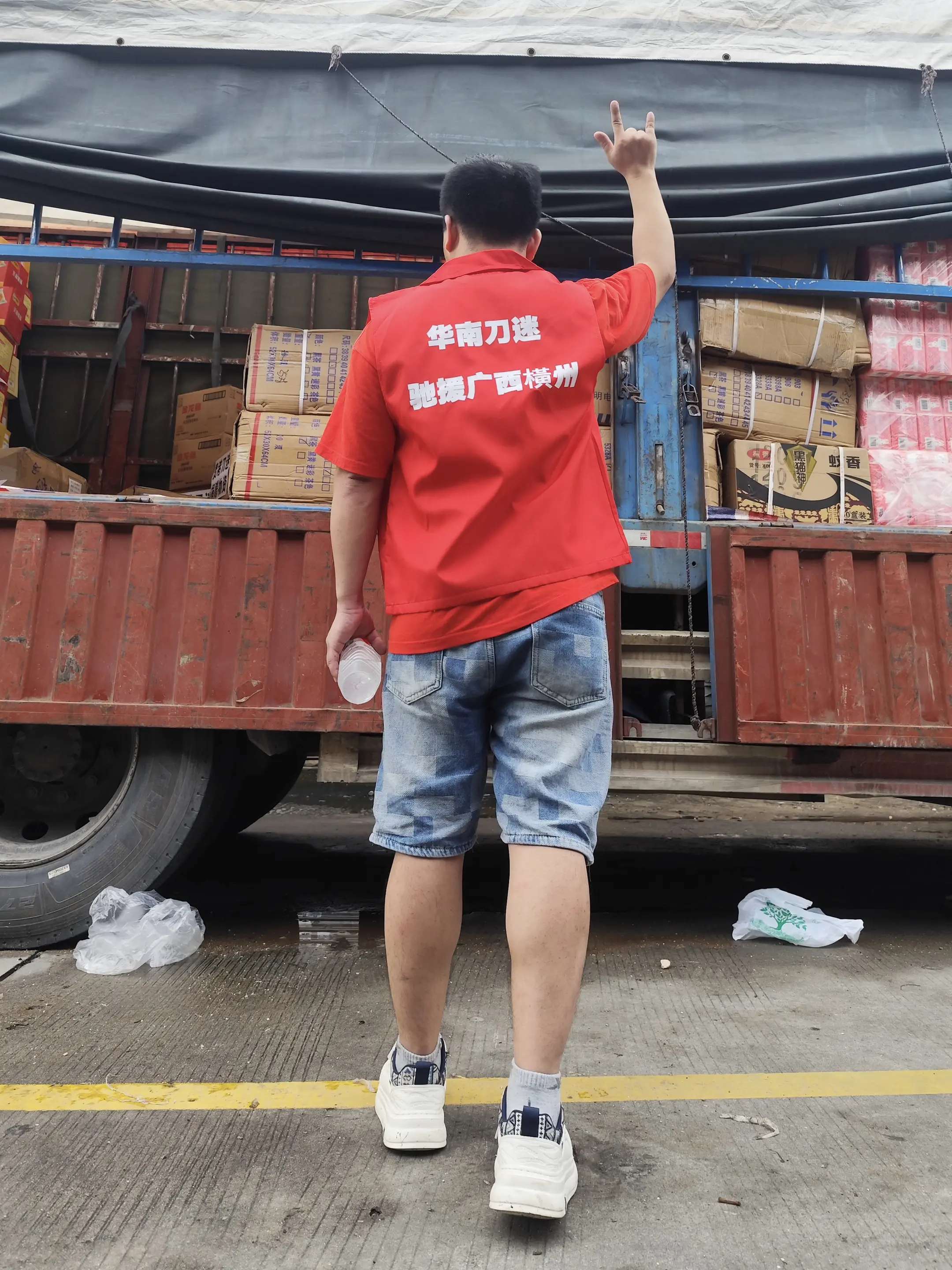 等待物资装车，即将出发广西横州