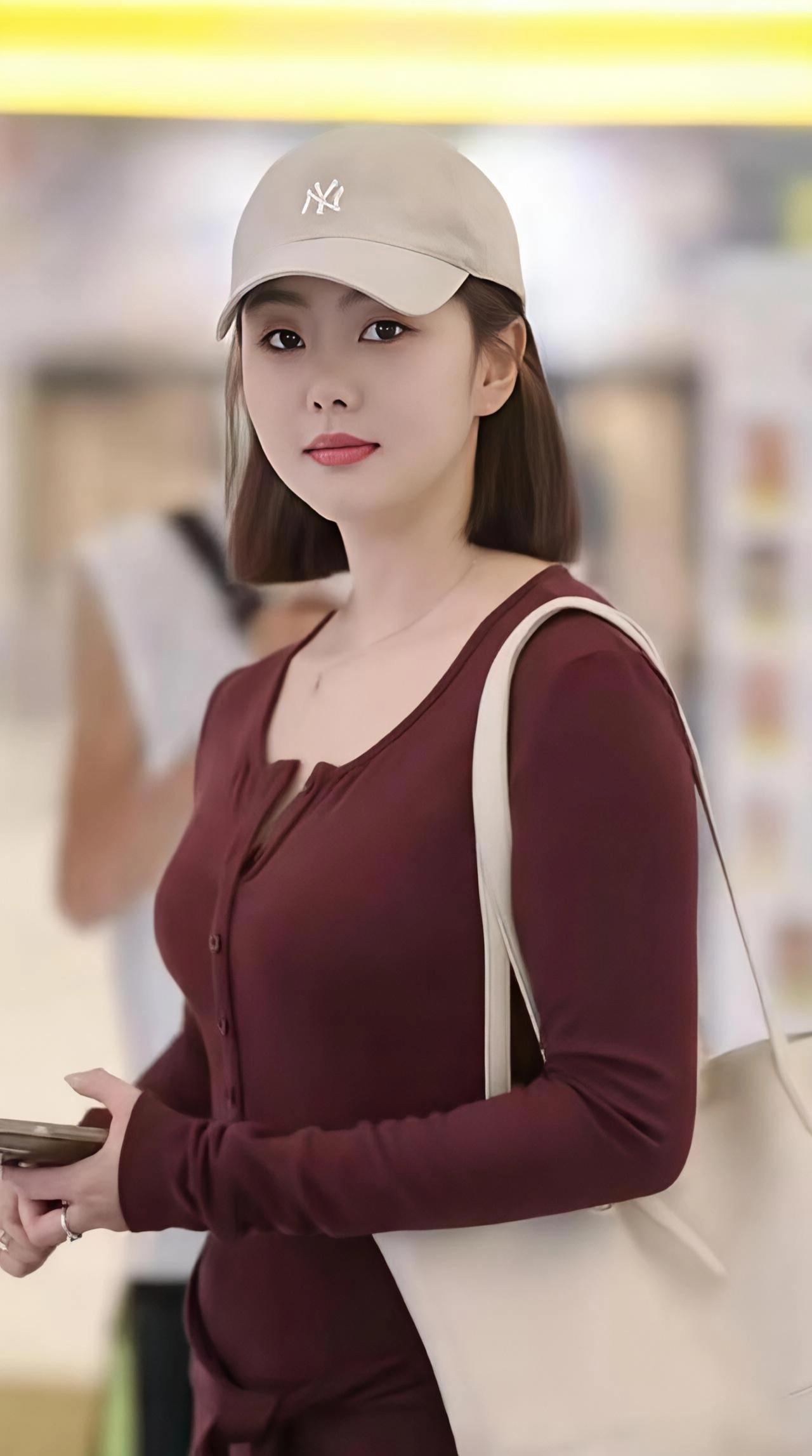 上联：囧囧双瞳含睿气
下联：？
漂亮优雅端庄有气质的美女