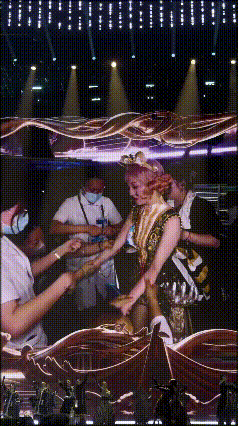 张韶涵真的太敬业了
这么热的天开演唱会
中暑了也继续坚持

近日，成都演唱会，由